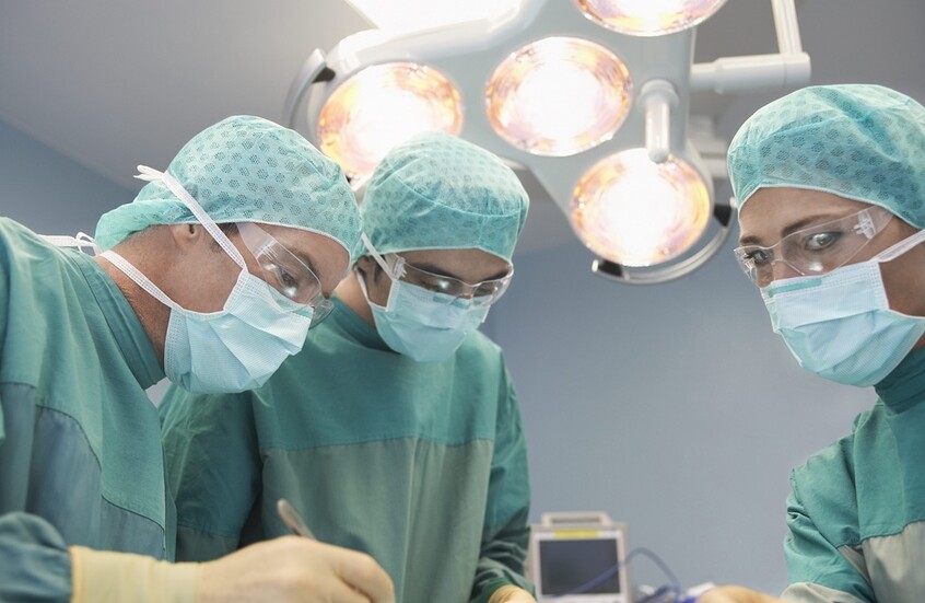 فرنسا.. أطباء يصابون بالذهول خلال علاجهم حالة طارئة ويستدعون فرقة متفجرات للتعامل مع المريض