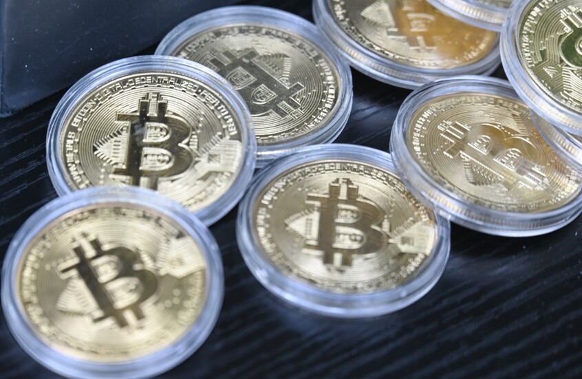 عملة "البيتكوين" تقود موجة هبوط تمحو نحو 500 مليار دولار من سوق العملات المشفرة