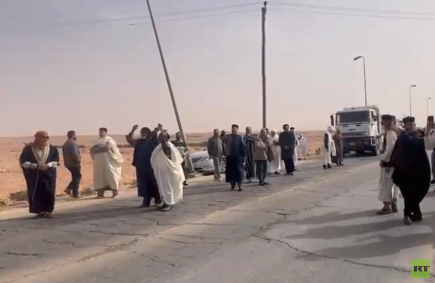 وصول جثمان سيف الإسلام القذافي إلى تينيناي ببلدية بني وليد (فيديو)