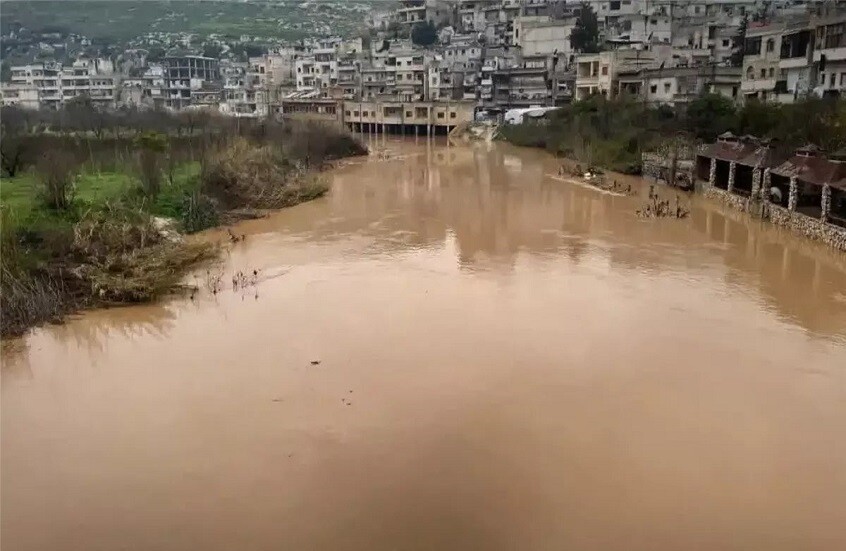 سيول عارمة تغمر مخيمات النازحين في إدلب والساحل السوري.. كارثة إنسانية تتفاقم