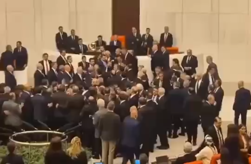 لكم وركل.. شجار عنيف بين نواب "العدالة والتنمية" وأكبر أحزاب المعارضة في البرلمان التركي (فيديو)