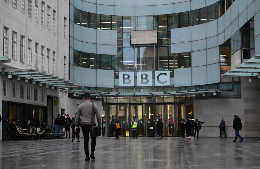 فايننشال تايمز: BBC تخفض نفقاتها بمئات الملايين بموجة قرارات "صعبة"
