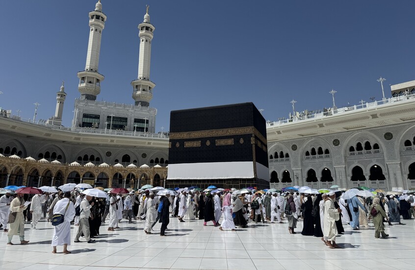 كيف يبقى رخام صحن المطاف في المسجد الحرام  باردا نهارا؟