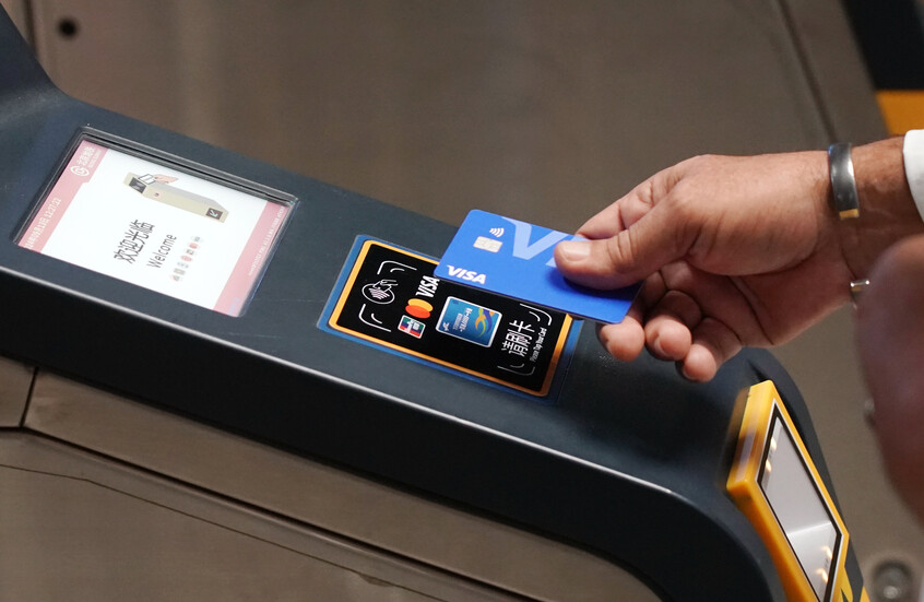 الغارديان: مصرفيون بريطانيون يبحثون إنشاء بديل وطني لـVisa وMastercard