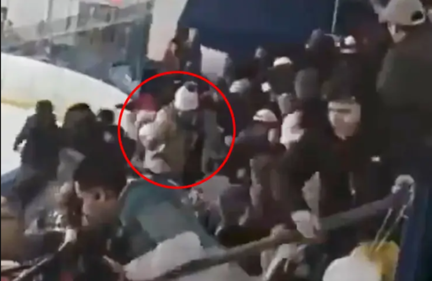 مشاهد تحبس الأنفاس تظهر "أبطالا" يصارعون متحولا جنسيا فتح النار في مباراة هوكي مدرسية (فيديو)