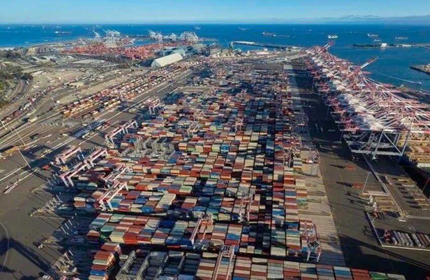 ميناء لوس أنجلوس يتوقع طفرة في الشحنات بعد إلغاء المحكمة رسوم ترامب الجمركية