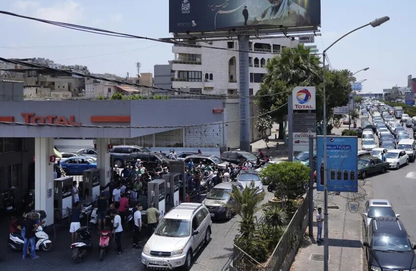 "الرد على الرد".. سجال سياسي في لبنان على خلفية قرار رفع سعر البنزين