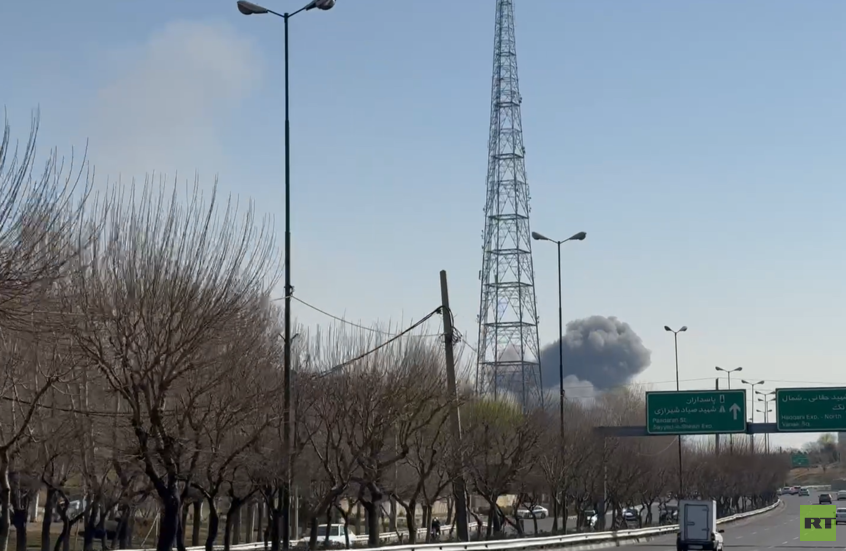 تعرض مجمع بروجردي السكني في طهران حيث يعمل طاقم تصوير قناة RT للقصف (فيديو)