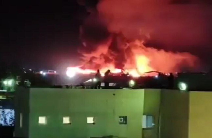 العراق.. حريق هائل يلتهم مخازن شركة أمريكية بعد قصفها في البصرة  (فيديو)