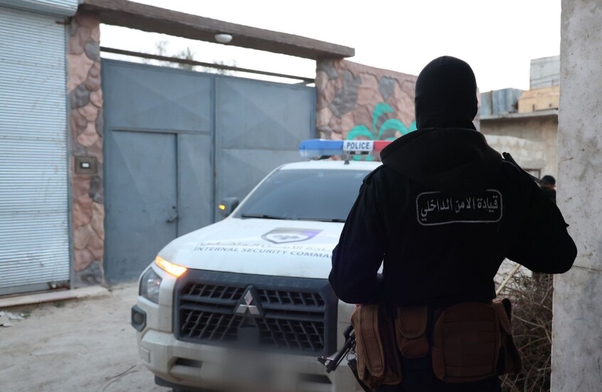 سوريا.. القبض على عناصر من ميليشيا الدفاع الوطني باللاذقية بعد التحقيق في مجزرة قشبة