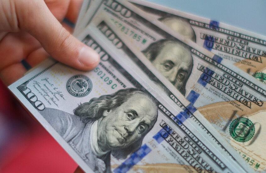 الدولار يلامس أعلى مستوياته منذ بداية العام