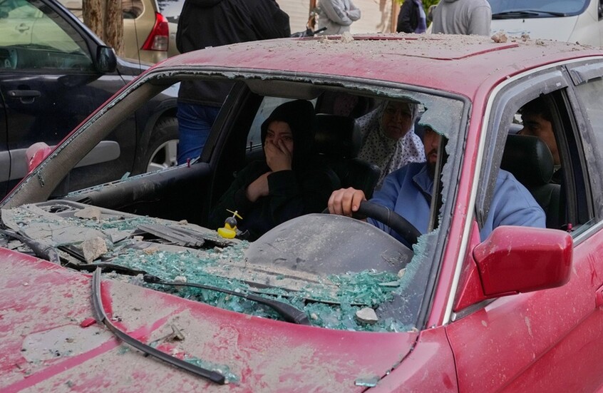 الجيش الإسرائيلي يستهدف مستودع أسلحة لـ"حزب الله" في جنوب لبنان (فيديوهات)