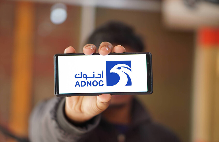 تراجع إنتاج الإمارات النفطي إلى النصف بعد إغلاق مضيق هرمز