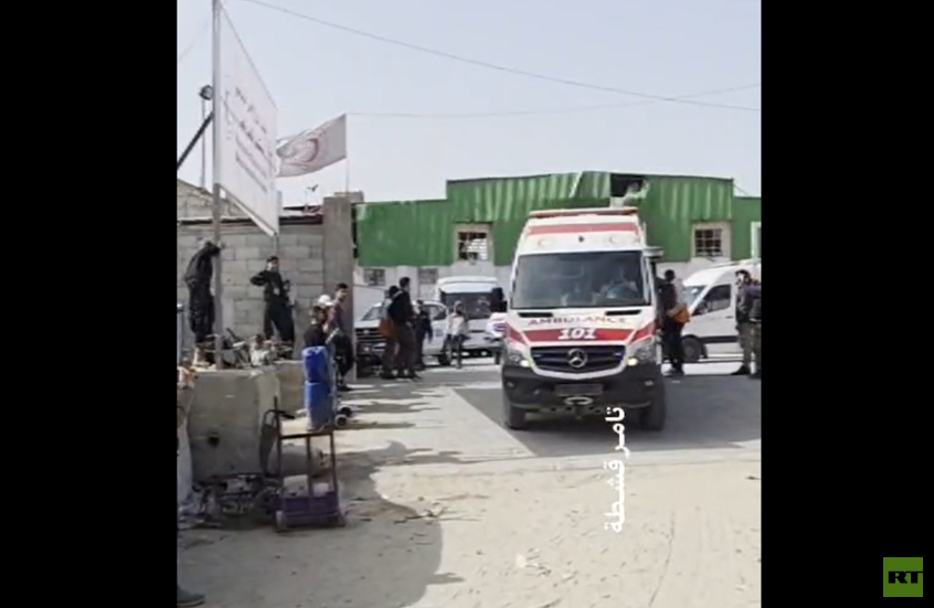 أول دفعة من جرحى غزة تعبر إلى مصر عبر رفح بعد إعادة فتحه (فيديو)