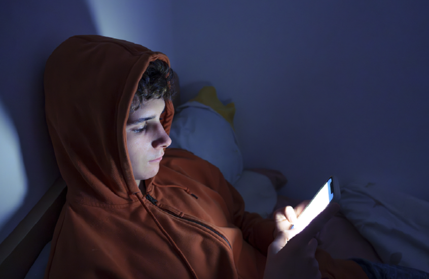 الهاتف وتأثيره الخفي على شيب الشعر وظهور التجاعيد