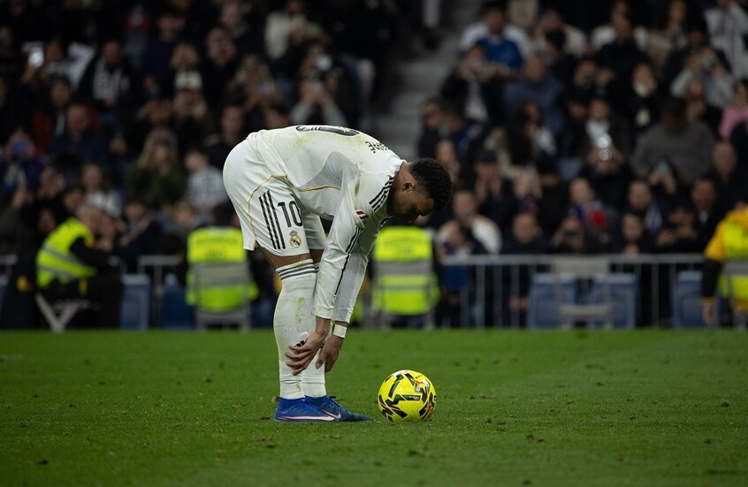 فضيحة مدوية.. أطباء ريال مدريد يخطئون في تحديد ركبة مبابي المصابة (فيديو)