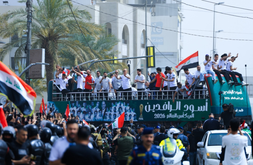 لاعبو منتخب العراق يجوبون شوارع بغداد بحافلة مكشوفة احتفالا بالتأهل لكأس العالم