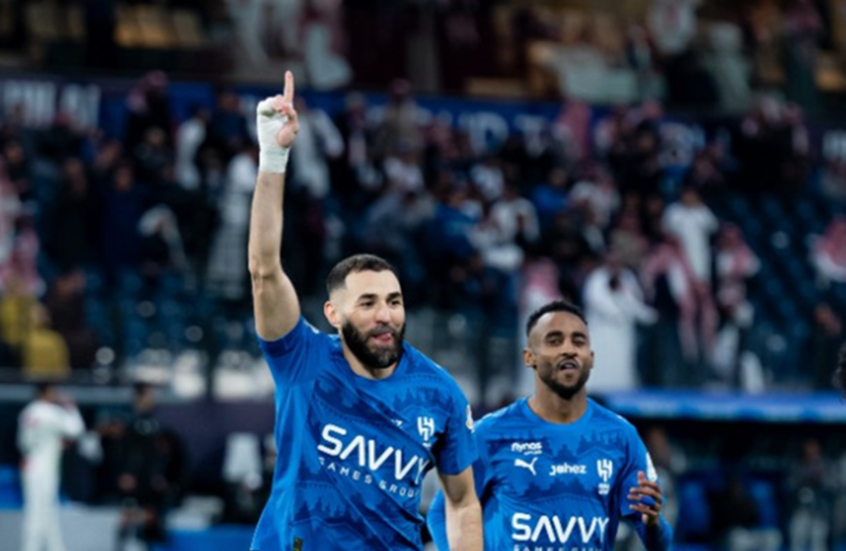 الهلال السعودي يكشف سبب استبعاد نجمه بنزيما من مواجهة التعاون