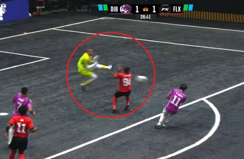 بحركة من "الكونغ فو"..  حارس مرمى يركل وجه لاعب في تدخل عنيف (فيديو)