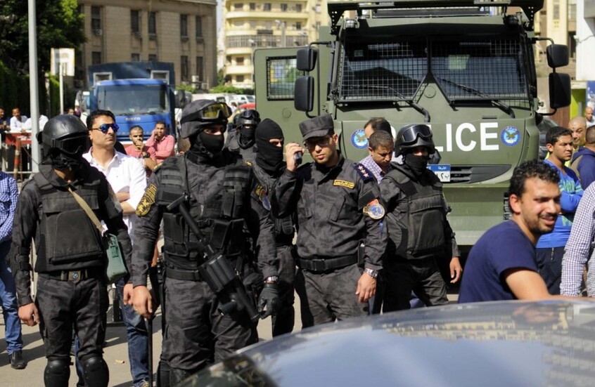 الداخلية المصرية تنهي خدمة شرطي لتجاوزه مع سائح في قلب القاهرة التاريخية