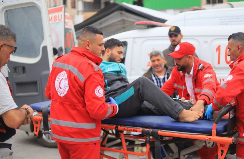 الهلال الأحمر الفلسطيني يواصل إجلاء المرضى من غزة (صور)