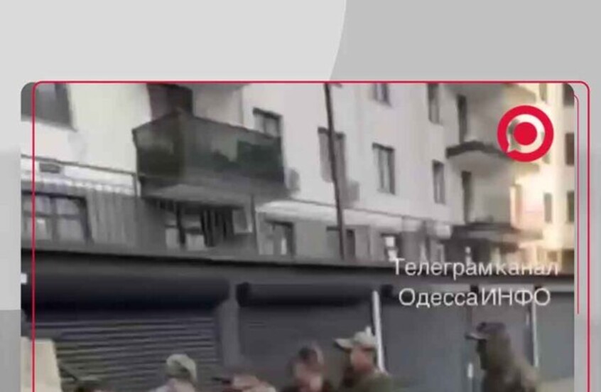 عناصر تجنيد نظام كييف يرشون امرأة بالفلفل لمنعها من إنقاذ رجل من الاختطاف للتجنيد