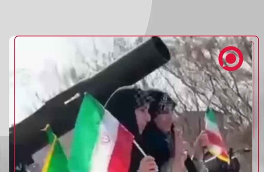 نساء إيران ينزلن إلى الشوارع بالبنادق والأسلحة على شاحنات في تبريز