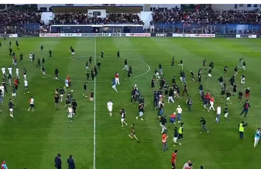 الجماهير تقتحم ملعب مباراة أولمبيك آسفي المغربي واتحاد العاصمة الجزائري