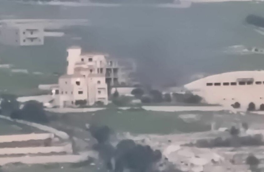 مراسلة RT: قوة إسرائيلية توغلت في عمق ميس الجبل وأضرمت النيران بسيارات إسعاف تابعة للدفاع المدني