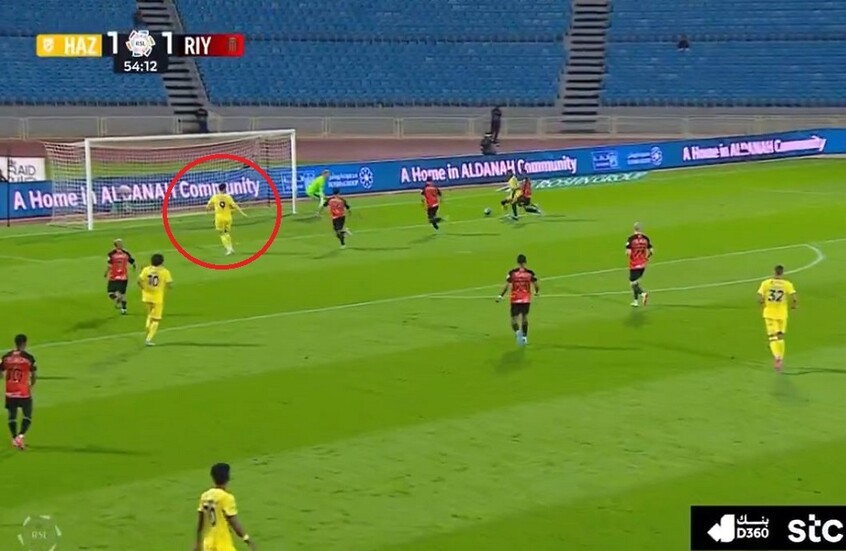 شاهد.. السوري عمر السومة يهدر أغرب فرصة في الدوري السعودي