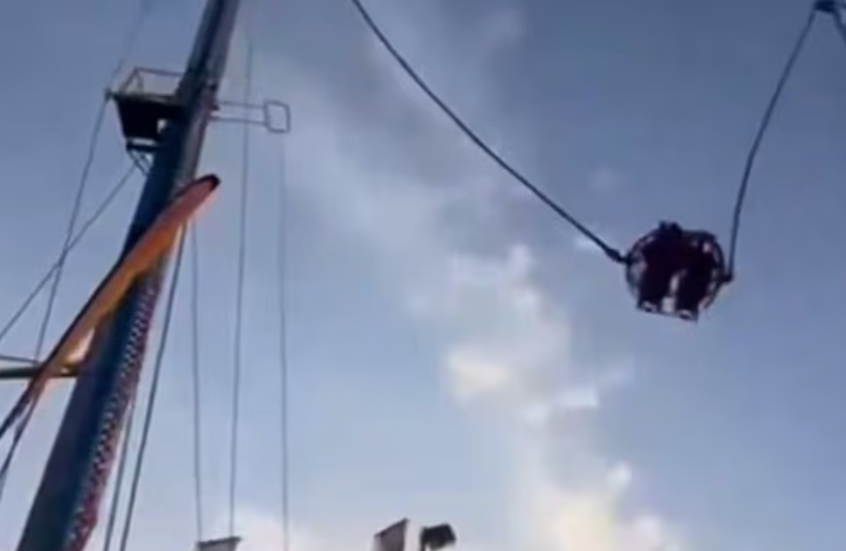 لقطات تحبس الأنفاس.. سقوط مروع لركاب "المقلاع" بملاهي إشبيلية بعد انقطاع مفاجئ لكابل اللعبة (فيديو)