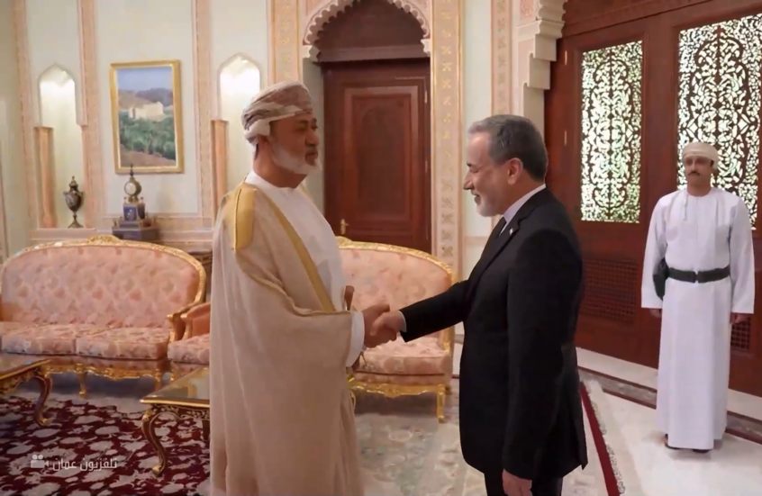 شاهد.. سلطان عمان يستقبل وزير الخارجية الإيراني في مسقط لبحث جهود الوساطة وإنهاء النزاعات