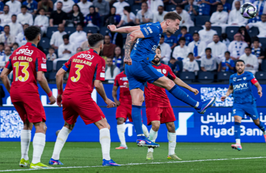 الهلال يعبر ضمك ويواصل مطاردة النصر في الدوري السعودي