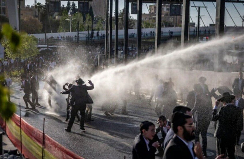 احتجاجات عنيفة لليهود المتشددين في القدس وعسقلان رفضا للتجنيد الإجباري (فيديو)