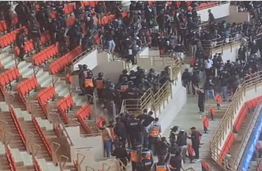 أحداث شغب واشتباكات بين الجماهير في قمة الجيش الملكي والرجاء بالدوري المغربي