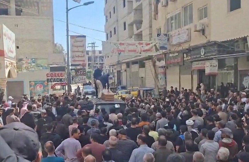 سوريا.. تشييع حاشد في السيدة زينب لرئيس أعيان الطائفة الشيعية بعد اغتياله (فيديو)
