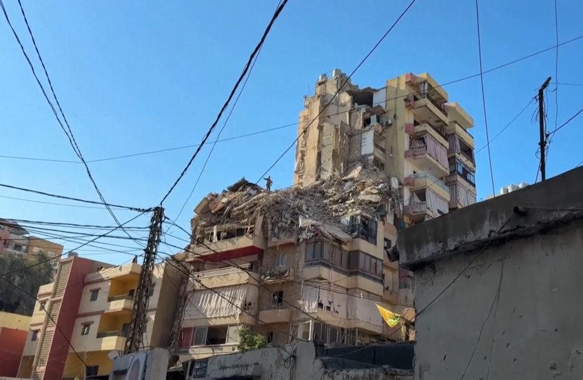 مشاهد لشقة سكنية مدمرة في حارة حريك بالضاحية الجنوبية لبيروت بعد غارة إسرائيلية