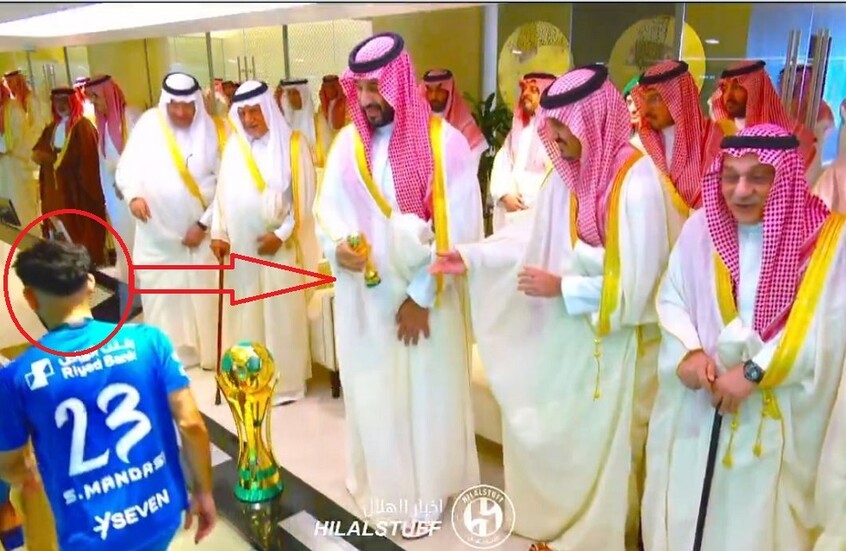 شاهد.. لقطة لموقف "طريف" بين لاعب الهلال مندش وولي العهد السعودي