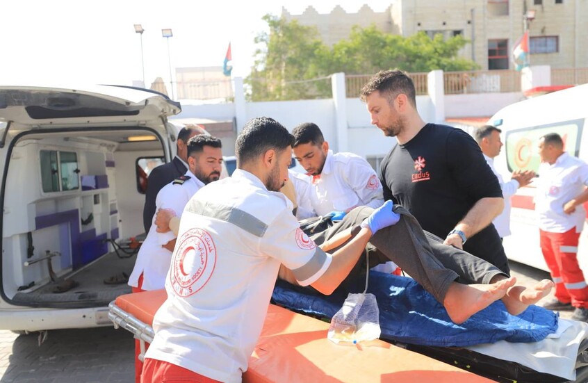 الهلال الأحمر والصحة العالمية يواصلان الإجلاء الطبي من غزة (صور)
