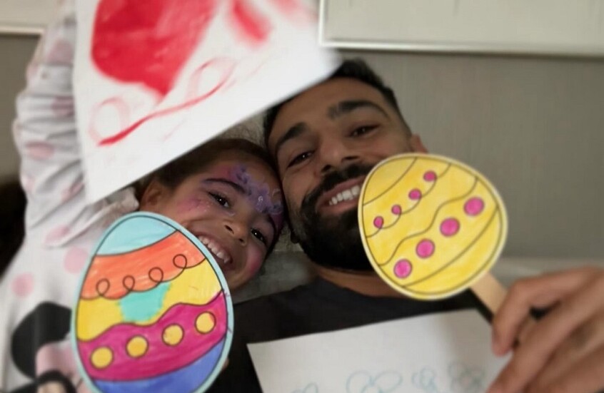 شاهد.. محمد صلاح يلهو مع ابنتيه