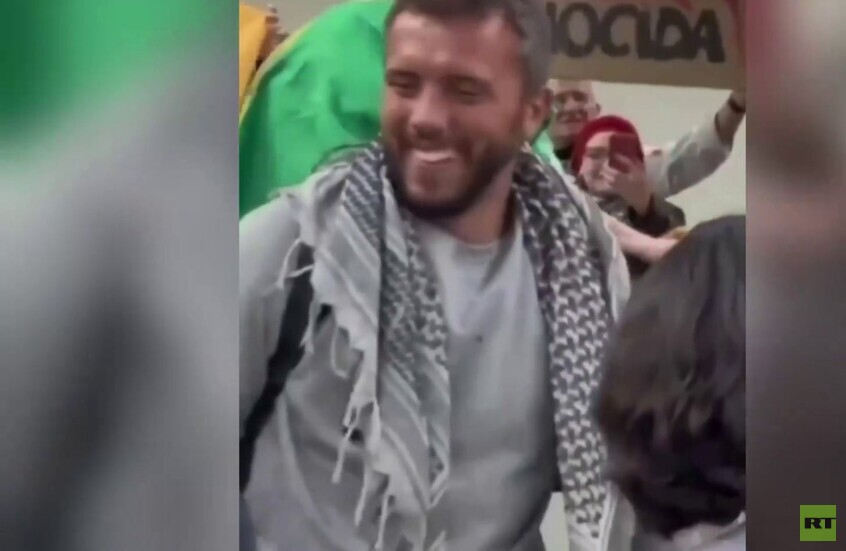 وصول الناشط ثياغو أفيلا للبرازيل بعد إفراج إسرائيل عنه إثر اعتراض سفينة كسر حصار غزة