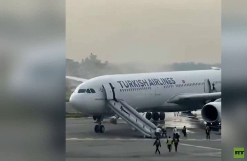 مشاهد متداولة لاندلاع حريق في طائرة تابعة للخطوط الجوية التركية عقب هبوطها في مطار كاتماندو بنيبال