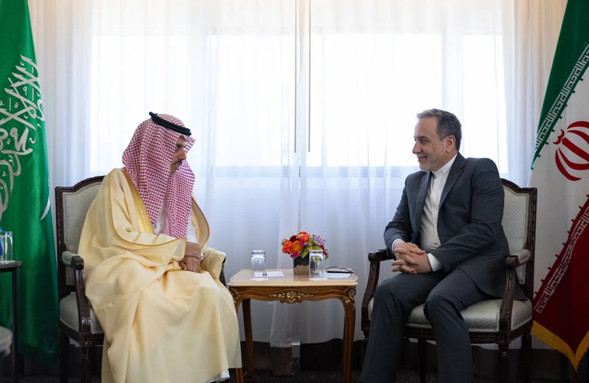 عراقجي يناقش مع وزير الخارجية السعودي آخر التطورات الإقليمية
