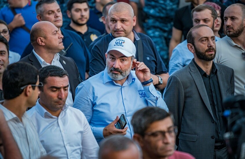 أرمينيا.. الشرطة تخرج بالقوة جد جندي متوفى من تجمع انتخابي لباشينيان (فيديو)
