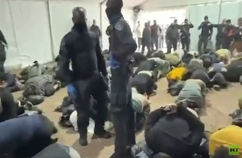 بالفيديو.. بحضور بن غفير وريغيف القوات الإسرائيلية تنكل بمعتقلي 