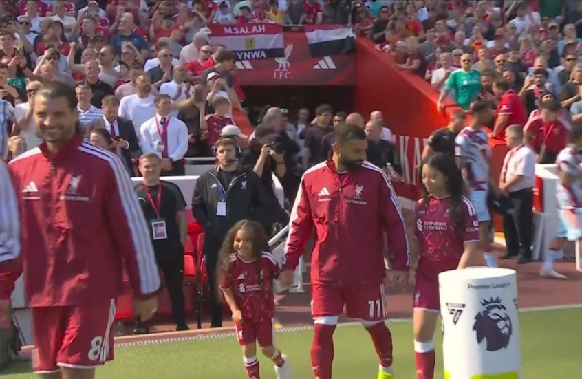 في مباراته الأخيرة.. محمد صلاح يدخل الملعب رفقة ابنتيه (فيديو)