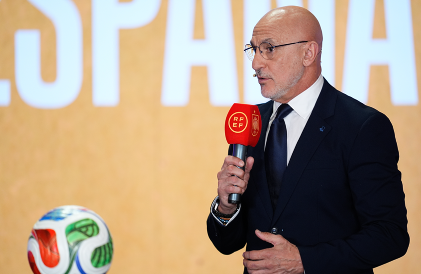 دي لا فوينتي يبرر استبعاد لاعبي ريال مدريد من قائمة إسبانيا لكأس العالم واختيار 8 من برشلونة