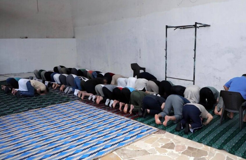 لبنان.. سلام يهنئ اللبنانيين بعيد الأضحى والسجناء يقيمون الصلاة في سجن رومية