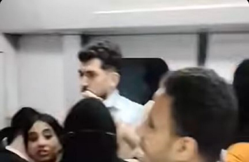 مصر.. اقتحام عربة نساء في مترو القاهرة يُشعل جدلاً واسعاً على وسائل التواصل (فيديو)