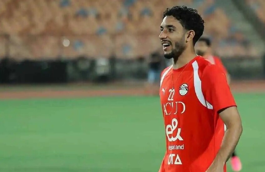 بمكالمة هاتفية.. عمر مرموش يثير الجدل أثناء مباراة مصر وروسيا (فيديو)